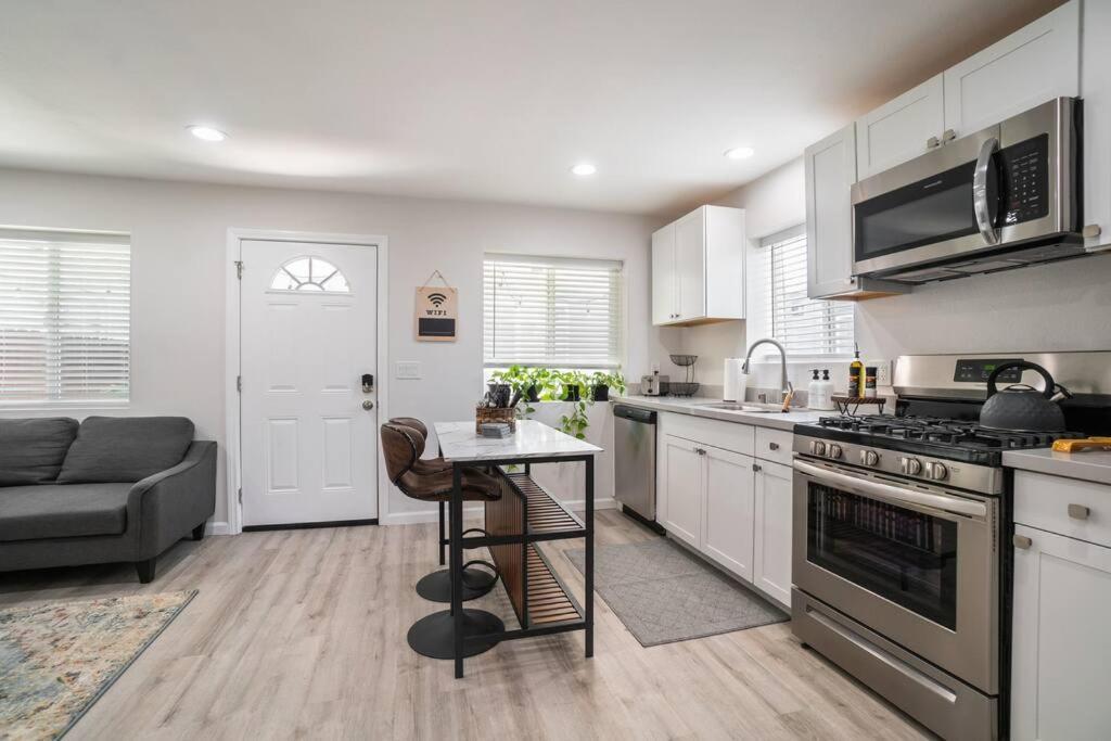 Urban Oasis: San Diego Bungalow Escape エクステリア 写真