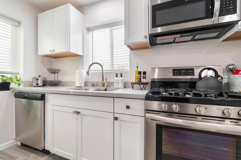 Urban Oasis: San Diego Bungalow Escape エクステリア 写真